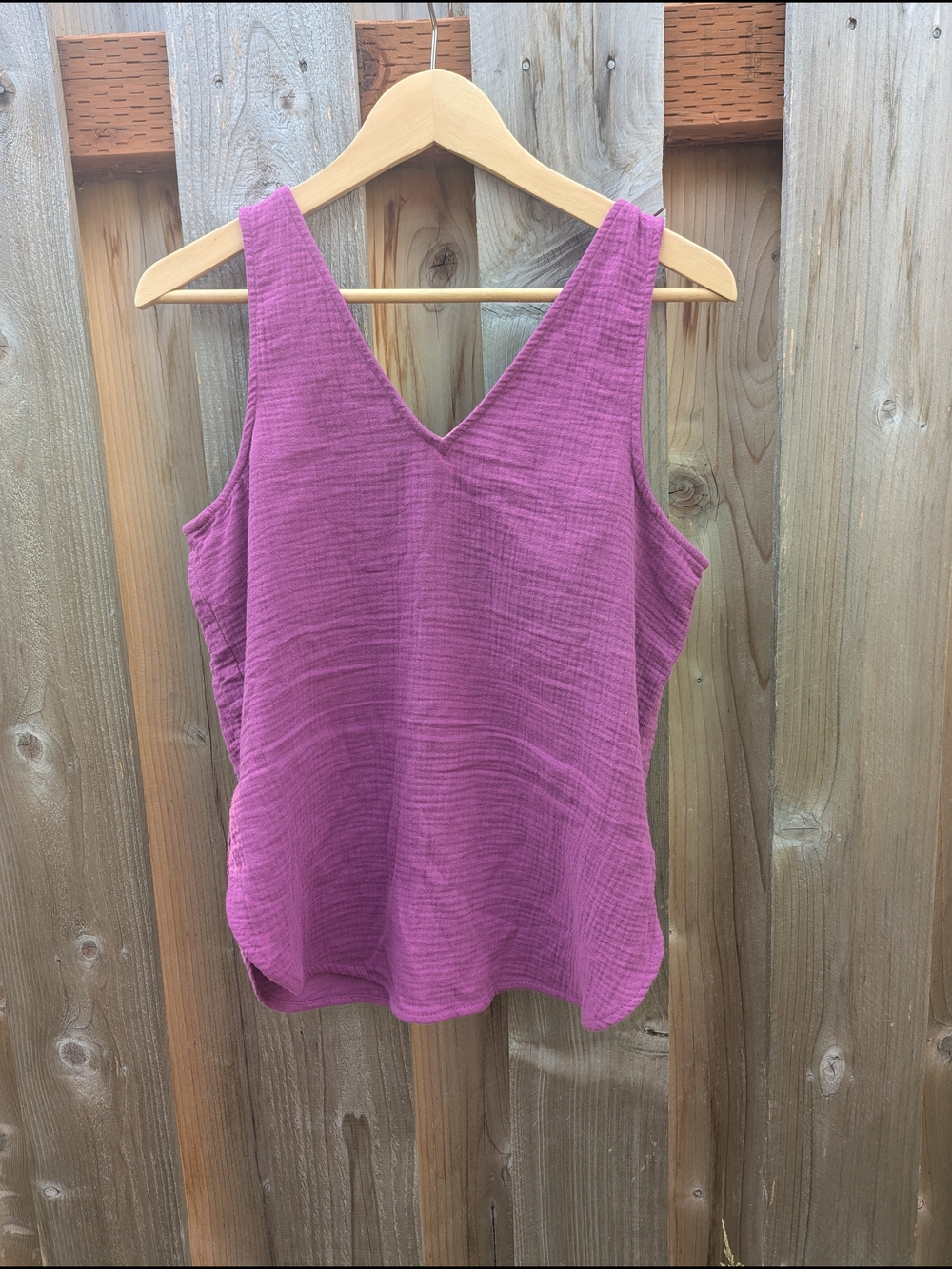Old Navy Magenta Textured Cotton V-Neck Tank Top - Picture 3 of 4